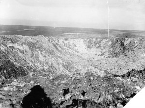 Description Hawthorn crater Somme Nov 1916 IWM Q 1527.jpg