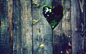 ... hartje in de planken van een oude schutting | HD liefde wallpaper foto