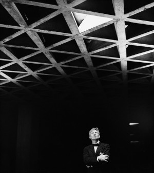 Louis Kahn looking at his tetrahedral ceiling in the Yale University ...