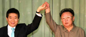 2007년 10월 4일 당시 노무현 대통령(왼쪽)과 김정일 ...
