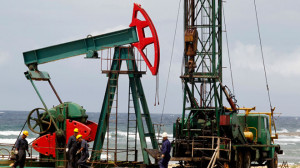 Oil Edges Up on Supply Concerns