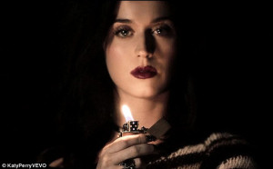 Burning her past: Katy lights her Teenage Dream wig on fire in new ...
