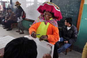Una mujer quechua deposita su voto en un colegio en Cusco. Foto ...