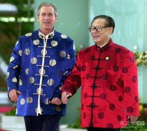 上海APEC会议：领导人身穿唐装合影留念 ( 2 /3)