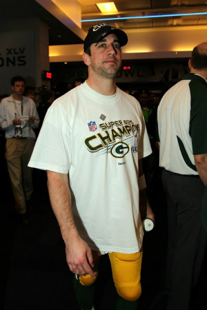 aaron rodgers aaron rodgers poses with the vince lombardi trophy