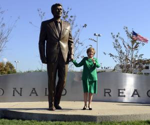 Reagan statue unveiled at Reagan National Airport