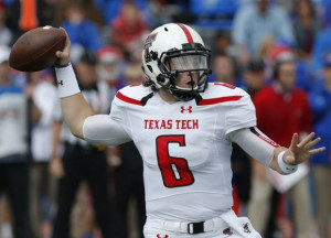 Texas Tech quarterback Baker Mayfield (6) passes to a teammate during ...