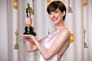 Anne Hathaway in happy mood after getting award in Oscar 2013