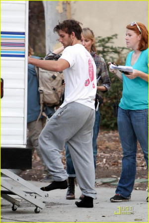 September 23, 2011: Alex Pettyfer, wearing sweatpants, heads to his ...
