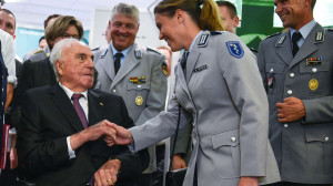 Helmut Kohl er ffnet Ausstellung gegen Hitler und NS Regime im