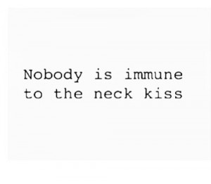 Nessuno è immune ai baci sul collo.