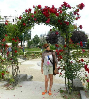 lindo arco de flores Picture of Square Rene Viviani Paris
