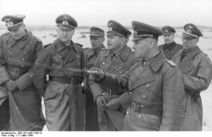 Masih dari momen yang sama, Generalfeldmarschall Erwin Rommel dalam ...
