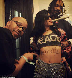 Dedication: Rihanna poses with Snoop Dogg and Warren G as she shows ...