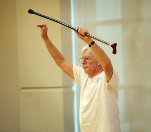 Frank Lane de 78 a os hace ejercicios de estiramiento en el UM Life