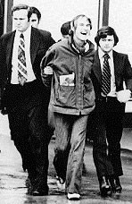 Timothy Leary lors de son arrestation par la DEA en 1972 .