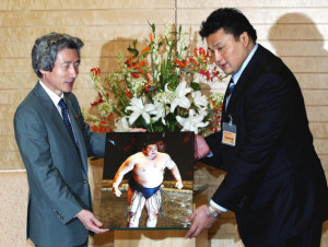junichiro koizumi presents a memorial picture news photo 2352535