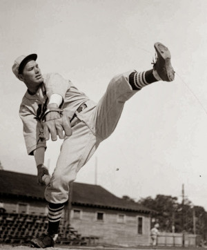 Dizzy Dean was the last National League Pitcher