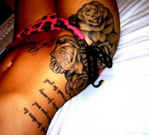 Schwarze Rosen mit Schriftzug Hüfte Tattoo