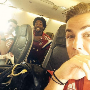 Pierre-Emile Hojbjerg, Dante and Mario Götze took time out to take a ...