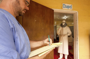 图：美国医生布兰特里（右）身穿防护装备为伊波拉 ...