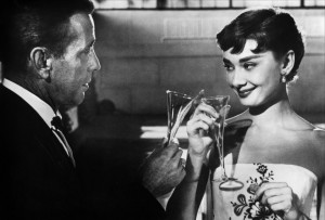 Sabrina : Humphrey Bogart et Audrey Hepburn qui trinquent en buvant du ...