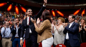 Beatriz Carvajal sentada detr s de Pedro S nchez en su