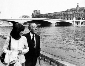 Borges y María Kodama, en 1983, junto al Sena.
