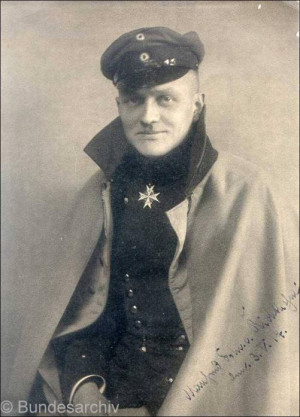 Manfred von Richthofen exibe em seu peito a Pour Le Mérite