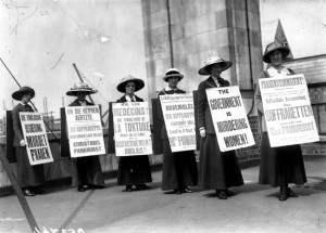 1914 Un gruppo di donne protestano contro il governo inglese per le ...