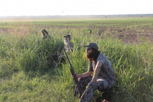 Phil, Si, and Jase go dove hunting with Si's new dog, a poodle. Even ...