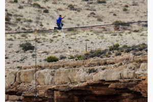 Nik Wallenda Crosses Canyon On Tightrope Nik Wallenda To Cross