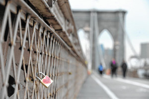 Love-struck tourists leave locks clipped to Brooklyn Bridge