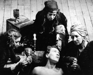 Ian McKellen as Macbeth with the three witches in Trevor Nunn’s 1979 ...