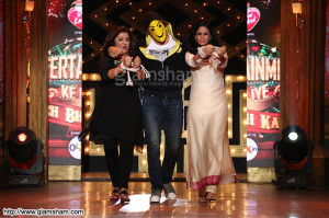 Farah Khan, Sidharth Malhotra & Mona Singh at EK VILLAIN promotions on ...