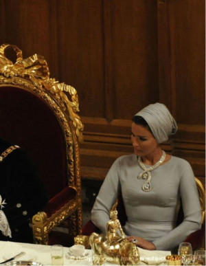 Sheikha Mozah looks diamondlicious in Cartier snake necklace & giant ...