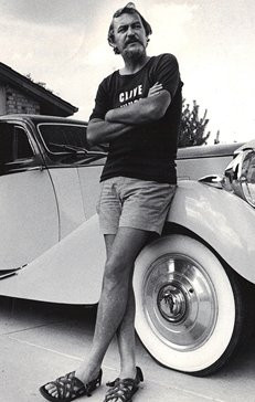 Clive Cussler nato inIllinois il 15 giugno 1931 da madre americana