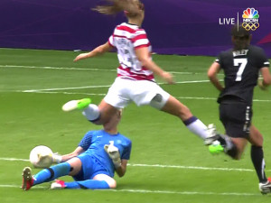 alex-morgan-nearly-takes-a-goalies-head-off-with-a-brutal-knee-to-the ...