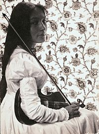 Zitkala-Ša with her violin in 1898