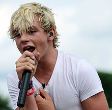 Ross Lynch performing with his family's band, R5, in Whitehouse ...