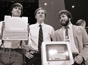 ... Steve Jobs y Steve Wozniak, junto al CEO John Sculley (centro) en 1984