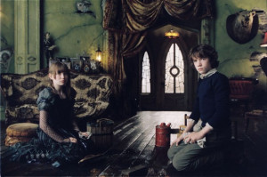 Emily Browning and Liam Aiken stars as Violet and Klaus Baudelaire.