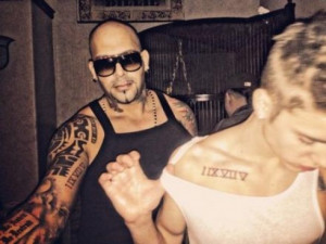 Acostumbrado a tatuarse, Justin Bieber decidió hacerse unos números ...