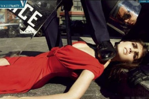 国外警察“扫黄”现场：失足女衣不蔽体 （ 42 /85）