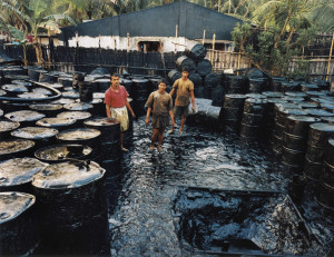 Edward Burtynsky, Recycling #2, Chittagong, Bangladesh, 2001 ...