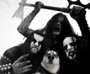 funny-picture-moon-monn-kiss-metal
