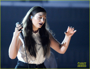 Lorde Performs 'Royals' at Grammys 2014 (VIDEO)