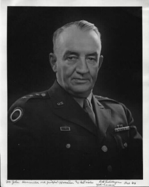 艾克尔伯格上将（General Robert Lawrence Eichelberger