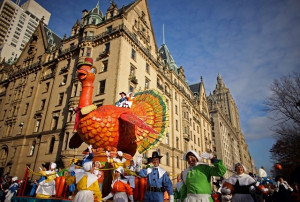 participants guide a turkey float at the annual Macy's Thanksgiving ...