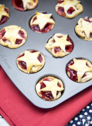 Mini Cherry Pies - These delicious cherry pies are adorable and so ...